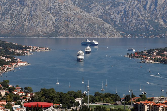 Kotorski zaliv je priljubljena turistična točka v Črni gori. FOTO: Stevo Vasiljevic Reuters