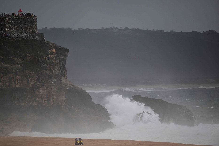 Fotografija: Neurje je najhuje prizadelo okolico mesta Porto. FOTO: Patricia De Melo Moreira Afp