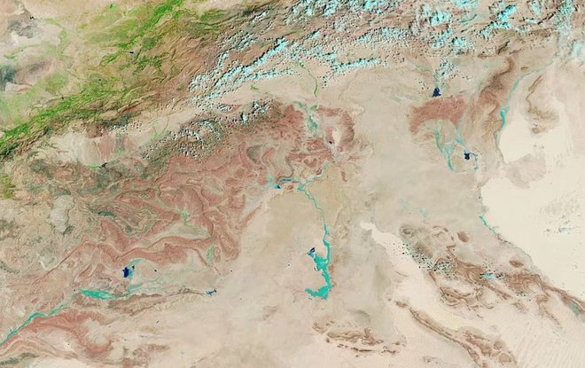 Na rjavi podlagi so se po mnogo letih pojavile modre lise. FOTO: Nasa