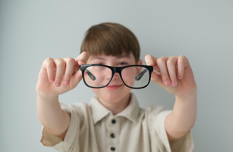 Fotografija: Raziskave kažejo, da čim manj časa, preživetega pred zaslonom, in čim več na prostem varuje otroke pred razvojem kratkovidnosti. FOTO: Shutterstock