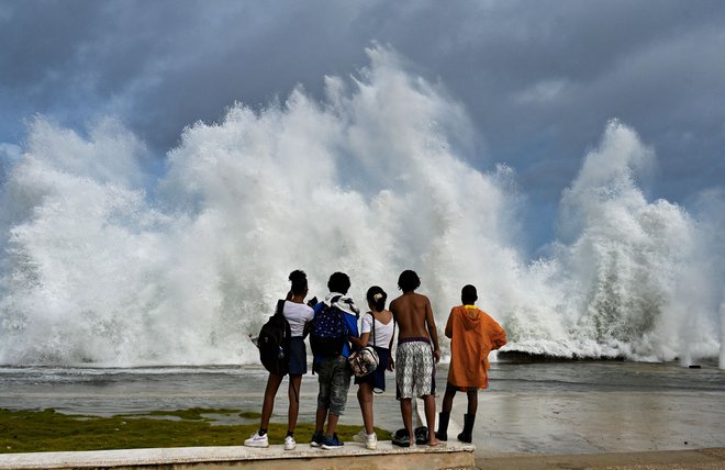 Visoki valovi ob obali FOTO: Yamil Lage Afp