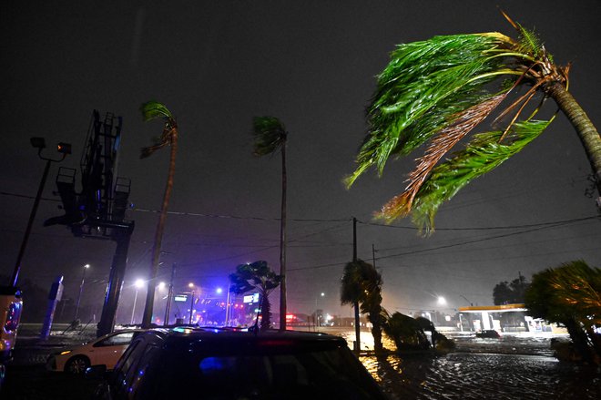 Poplave, visoki valovi in močan veter. FOTO: Miguel J. Rodriguez Carrillo Afp