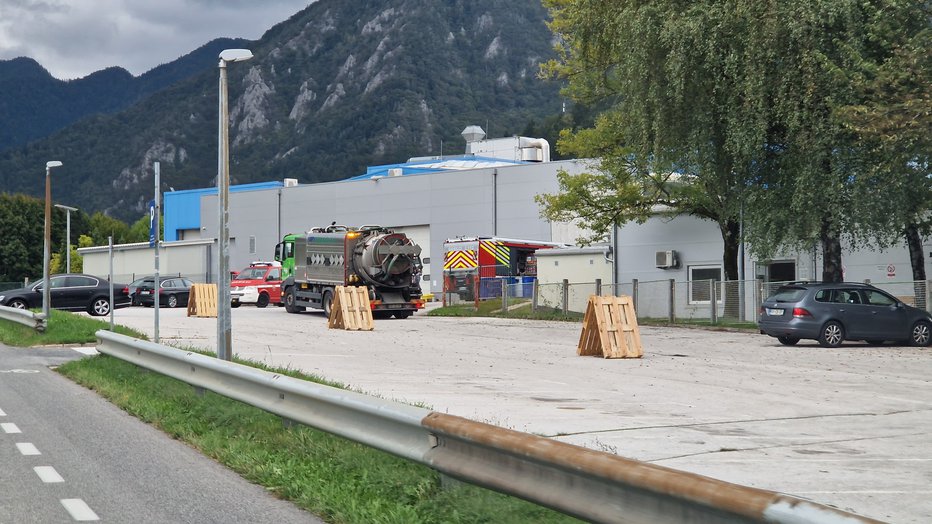 Fotografija: Vpoklicane službe so nekaj ur odstranjevale nevarne snovi. FOTO: KS Begunje