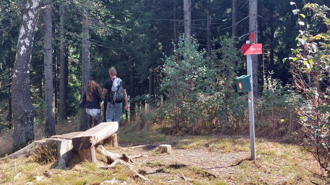 Na vrhu Ermanovca so vpisna knjiga, klopca in nekaj usmerjevalnih tabel.