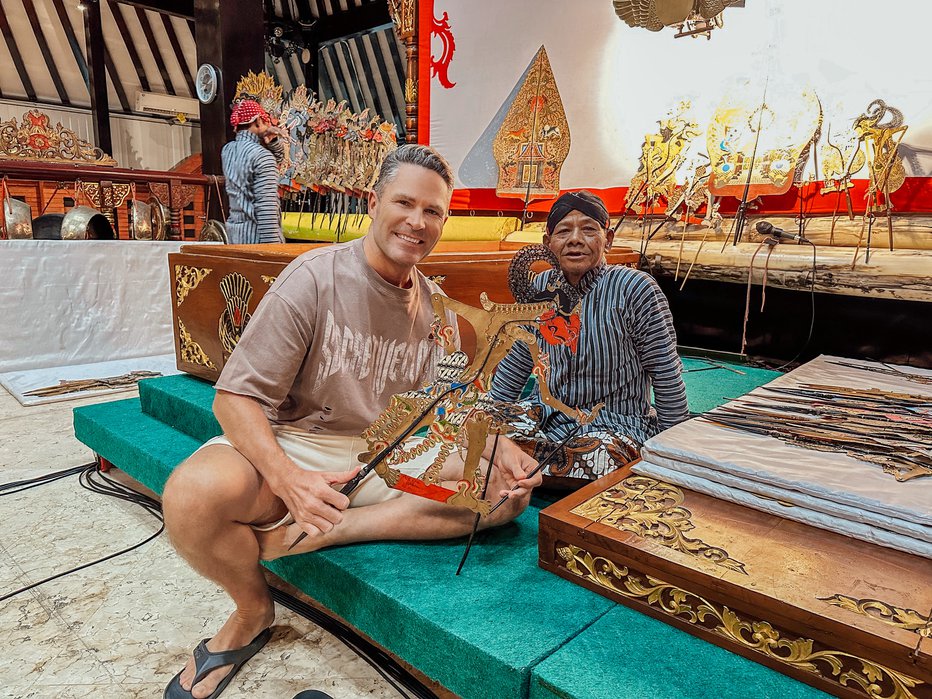 Fotografija: Wayang kulit je tradicionalna indonezijska lutkovna predstava, ki izvira z Jave in Balija. Lutke so izdelane iz usnja in so pritrjene na bambusove palice. Predstave pogosto temeljijo na zgodbah iz hindujskih epov, kot sta Ramajana in Mahabharata.