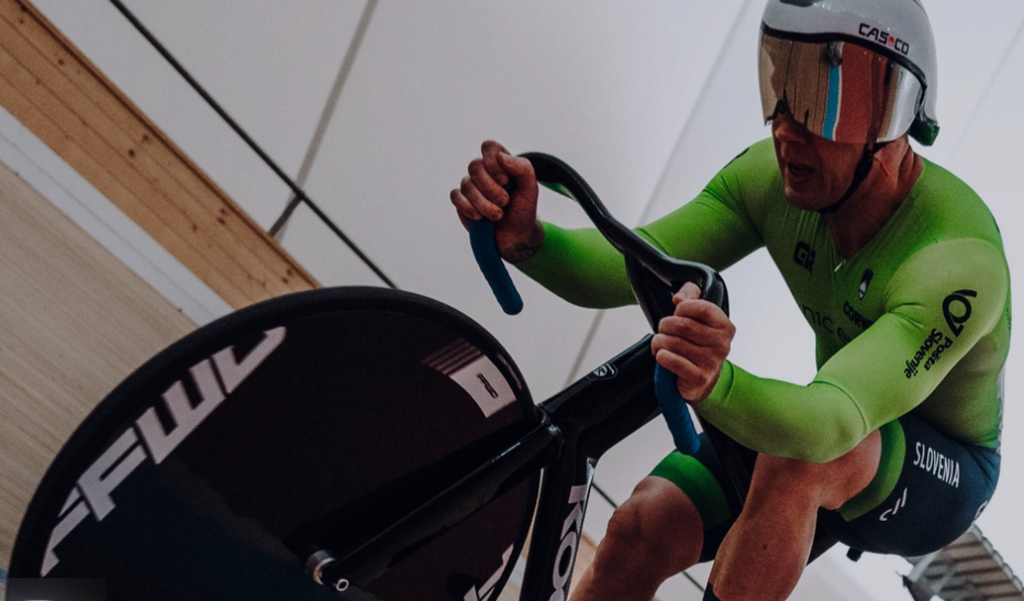 Fotografija: Poskusne vožnje so tvoja priložnost, da skočiš na kolo in pod nadzorom izkušenih dirkališčnih kolesarjev začutiš hitrost velodroma na lastni koži! FOTO: 2fast.si