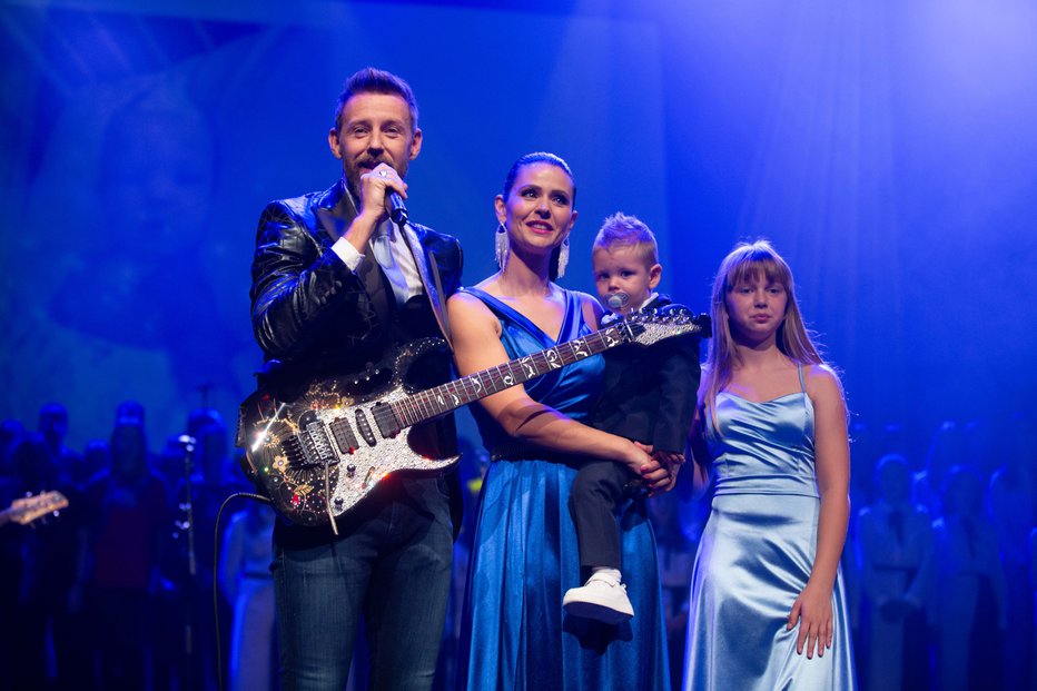 Fotografija: Gregor in Nina Bezenšek s hčerko Ello Vito in sinom Julijanom Valentinom FOTO: Društvo Viljem Julijan