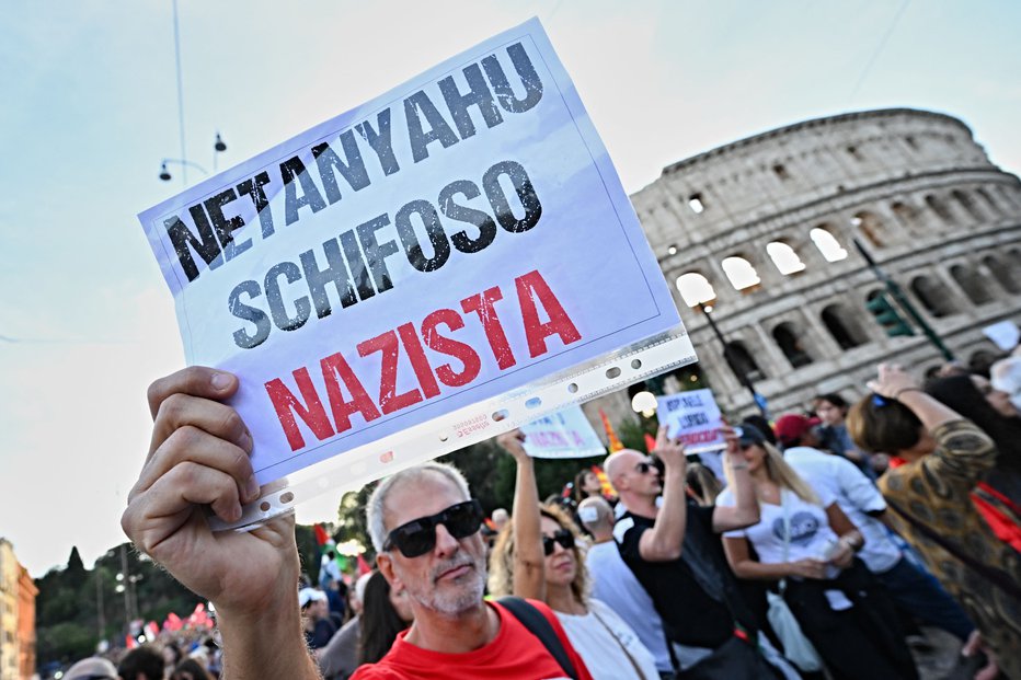 Fotografija: Protestnik v Italiji drži napis: »Netanjahu nedopusten nacist«. FOTO: Andreas Solaro Afp