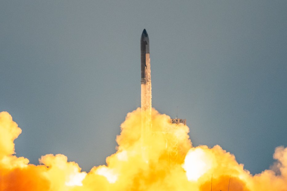 Fotografija: TOPSHOT - The SpaceX Starship lifts off from Starbase near Boca Chica, Texas, on October 13, 2024, for the Starship Flight 5 test. SpaceX successfully 