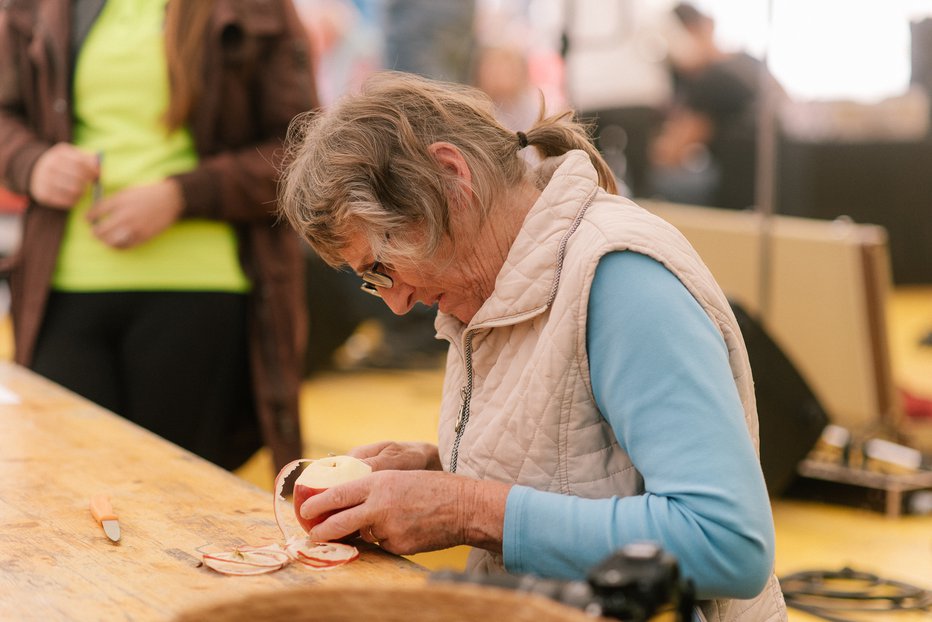 Fotografija: Pri lupljenju je bila najboljša Olga Simonič. FOTOGRAFIJE: Arhiv JZKP