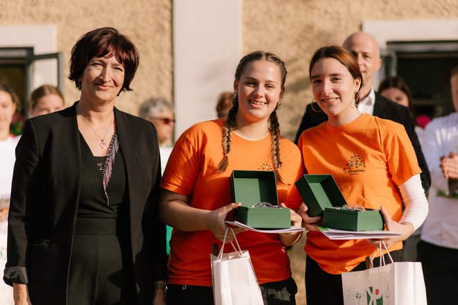 Dijakinji Zoja Nerat in Nina Valenko z mariborske Srednje šole za prehrano in živilstvo iz Izobraževalnega centra Piramida sta prav tako prvakinji v pripravi zavitka.