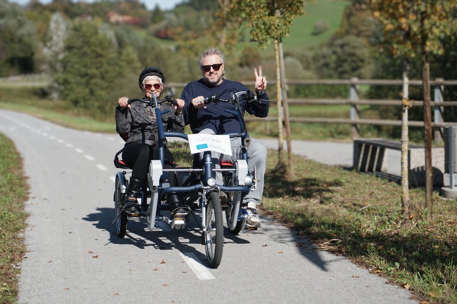 Fotografija: Skupaj so preizkusili vse možnosti, od navadnih trikoles do bolj kakovostnih električnih modelov, in ugotovili, da kolesarjenje resnično lahko postane dostopno za vse. FOTO: Kolesarjenje za vse