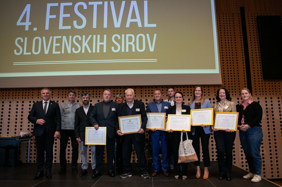 Fotografija: Podelili so sedem priznanj za prispevek k razvoju slovenskega sirarstva na kmetijah in podporo slovenskim kmečkim sirarjem. FOTOGRAFIJE: Združenje kmečkih sirarjev Slovenije