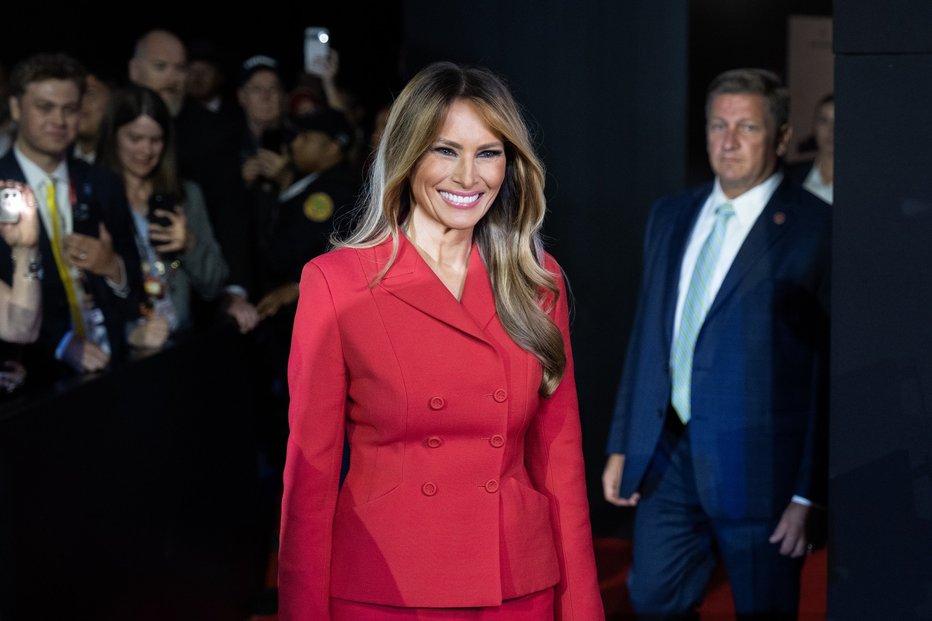 Fotografija: Melania, ki v knjigi piše o otroštvu v Sloveniji, pravi, da kadar se z možem ne strinja, mu to pove v zasebnosti, ne javno. Foto: Profimedia