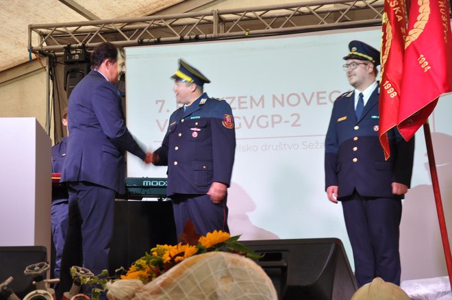 Sežanski župan Andrej Sila je izročil ključe poveljniku Gregorju Ebertu, na desni glavni strojnik Erik Žiberna.