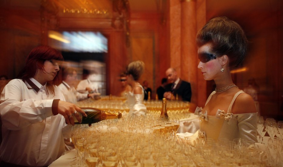 Fotografija: Pod vodstvom lokalnega vodnika turisti v enem večeru obiščejo več lokalov. FOTO: Petr Josek/Reuters