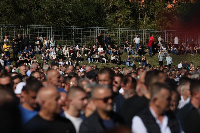 V Jablanici so danes v prisotnosti več tisoč žalujočih pokopali 19 žrtev katastrofalnih poplav in plazov, ki so v začetku meseca prizadeli osrednji del Bosne in Hercegovine. FOTO: Denis Kapetanovic/pixsell