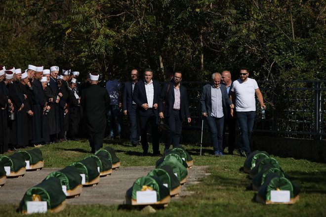 V Jablanici so danes v prisotnosti več tisoč žalujočih pokopali 19 žrtev katastrofalnih poplav in plazov, ki so v začetku meseca prizadeli osrednji del Bosne in Hercegovine. FOTO: Denis Kapetanovic/pixsell