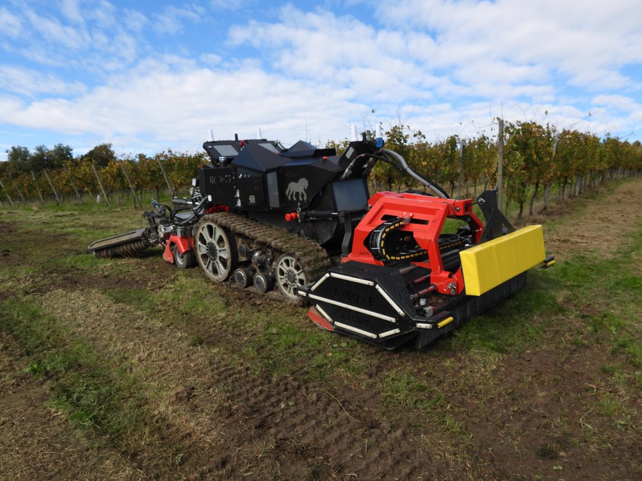 Fotografija: Black Shire je doslej izdelal 18 vinogradniških robotov, ki v glavnem delujejo v okolici njihove tovarne. Stane 250.000 evrov. FOTOGRAFIJE: Tomaž Poje