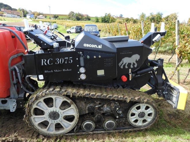 Nadomešča klasični traktor s traktoristom, dela lahko 24 ur na dan, brez potrebe po operaterju.