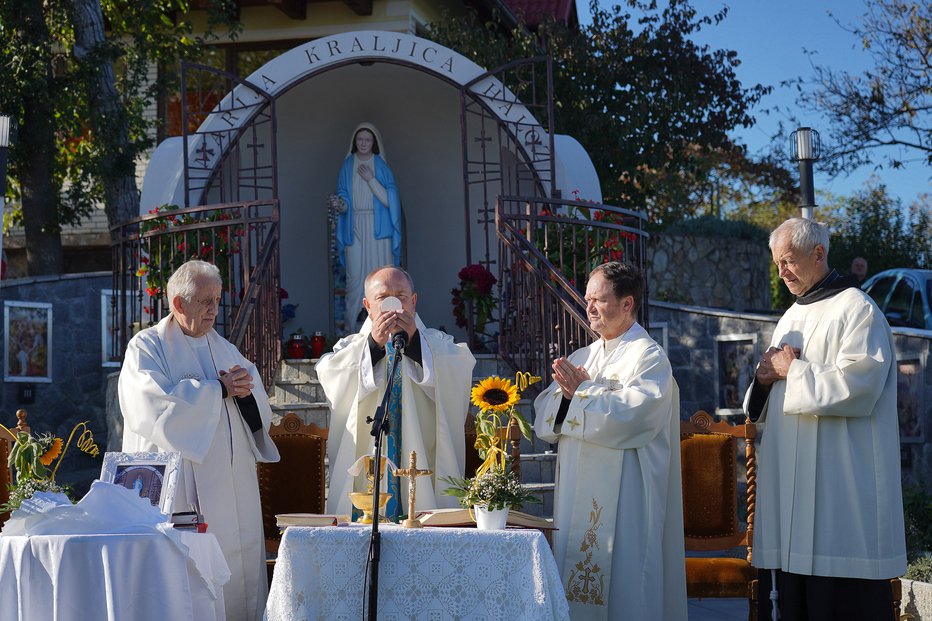 Fotografija: Mašo je daroval provincial slovenske minoritske province Milan Kos ob somaševanju Benjamina Mlakarja, Janeza Ferleža in brata Franca Cvetličiča. FOTOGRAFIJE: Davorin Ferk in Jožef Kozel