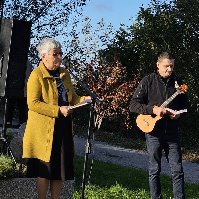 Tudi Dorica Emeršič jih je nagovorila, Jožef Kozel pa je zapel in zaigral na ukulele.