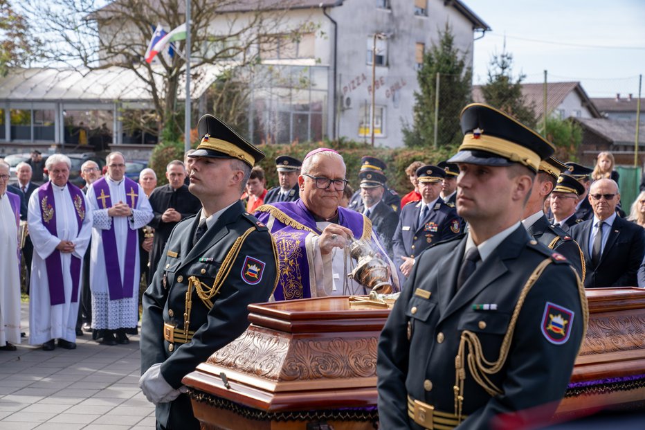 Fotografija: V nedeljo so narodnega buditelja Jožefa Klekla pokopali v črenšovski cerkvi. FOTO: Oste bakal