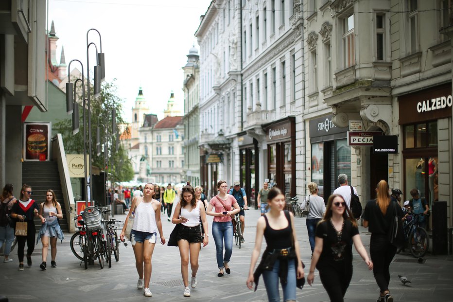 Fotografija: Normalno življenje je praviloma urejeno in predvidljivo, saj temelji na sprejetih družbenih normah in vrednotah. FOTO: Jure Eržen