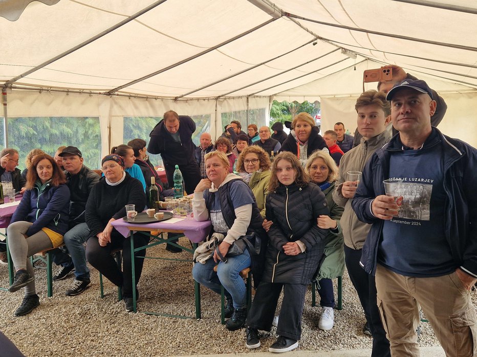 Fotografija: Na Vrhovem so si zbrani z zanimanjem ogledali javljanje iz Kanade. FOTOGRAFIJE: Tanja Jakše Gazvoda