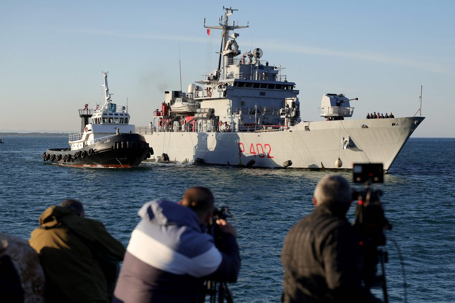 Fotografija: Želeli so v Italijo, (začasno) bodo v Albaniji. FOTO: Afp