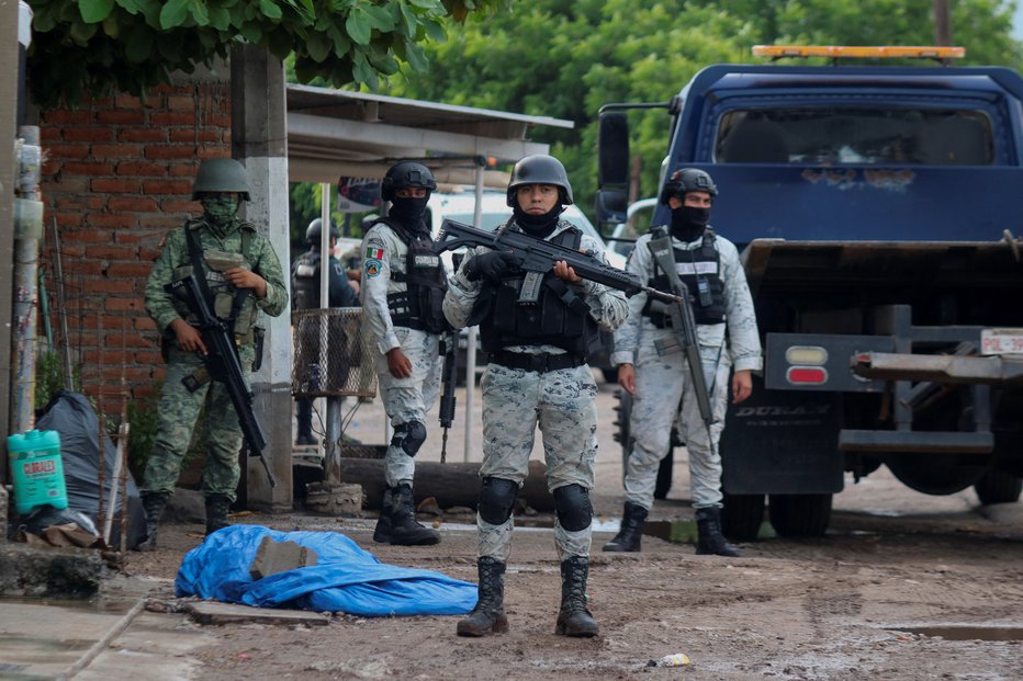 Fotografija: Zvezni policist pri pregledu kraja zločina FOTO: Jesus Bustamante/Reuters