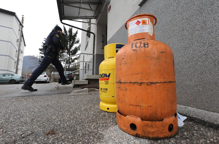 Fotografija: Zaradi eskplozije se je objekt porušil, med gašenjem so našli več klasičnih gospodinjskih jeklenk. Foto:Dejan Javornik