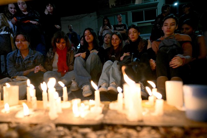 Oboževalci prižigajo sveče. FOTO: Luis Robayo Afp