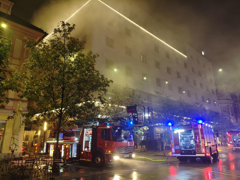 Fotografija: Požar v hotelu Slon. FOTO: Bralec Jan