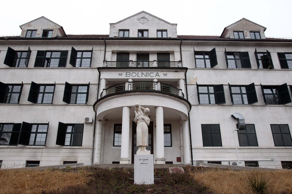 Fotografija: Nad Splošno bolnišnico Trbovlje se zgrinjajo temni oblaki, a pristojni mirijo, da bodo vse uredili. FOTO: Igor Mali