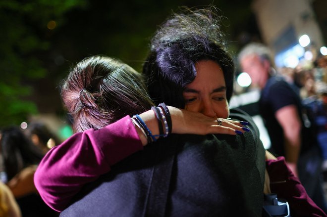 Pred hotelom so se zbrali njegovi oboževalci. FOTO: Agustin Marcarian/Reuters