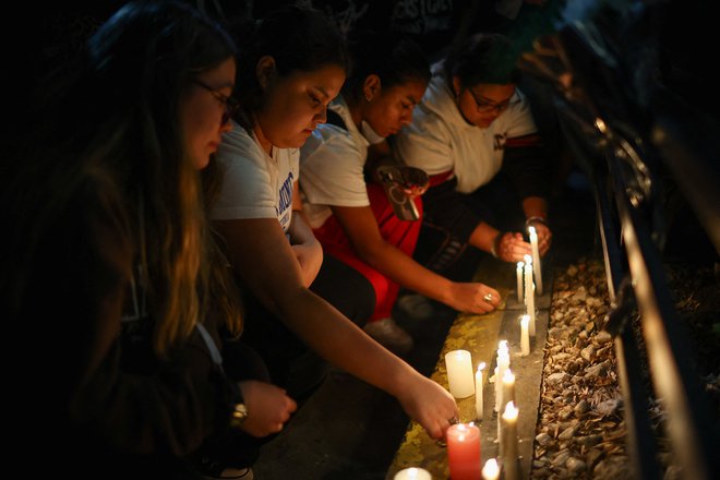 Muitos acenderam velas em memória do seu ídolo. FOTO: Agustín Marcarian/Reuters