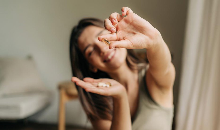 Fotografija: Jemanje vitaminov naj bo po navodilih strokovnjaka, nikar jih ne jejte vsepovprek. FOTO: Getty Images