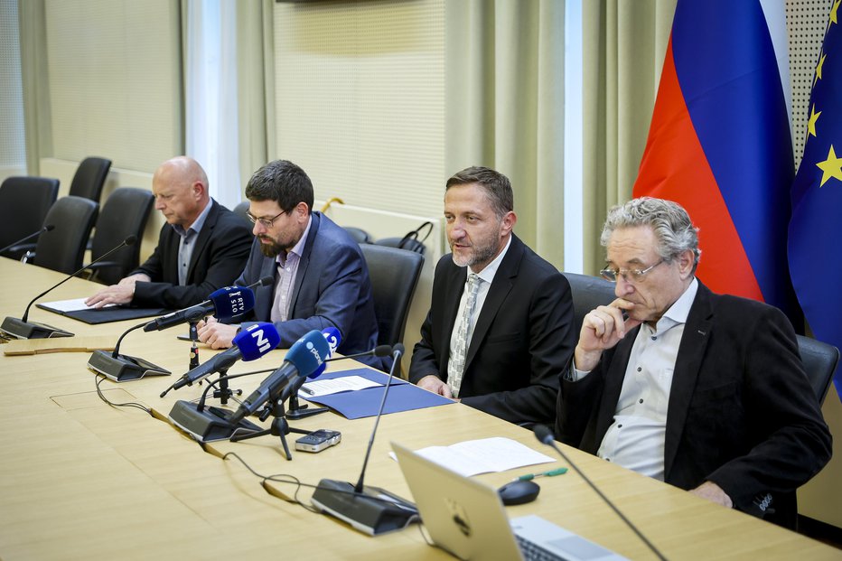 Fotografija: Podpis izjave o stopnji usklajenosti besedila predloga zakona o skupnih temeljih sistema plač med zastopniki vlade in zastopniki sinkiatov javnega sektorja. Franc Props, Jakob Počivalšek, Klemen Boštjančič in Branimir Štrukelj  FOTO: Jože Suhadolnik, Delo