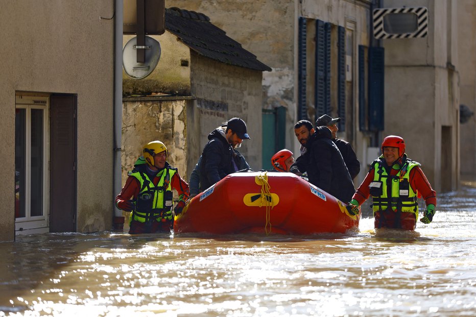 Fotografija: Na terenu je 1500 gasilcev. FOTO: Abdul Saboor Reuters