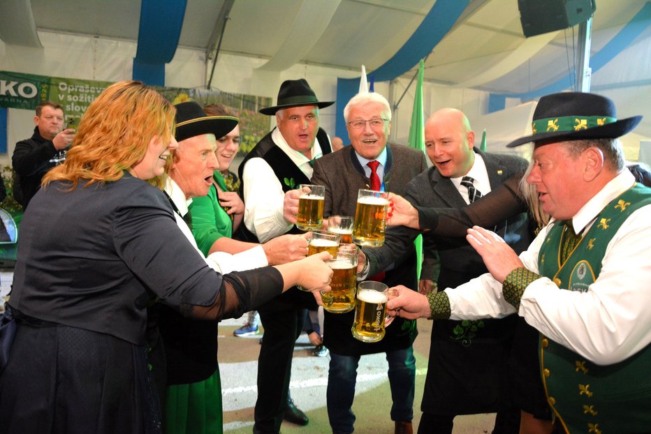 Fotografija: S skupno zdravico so odprli letošnji oktoberfest.