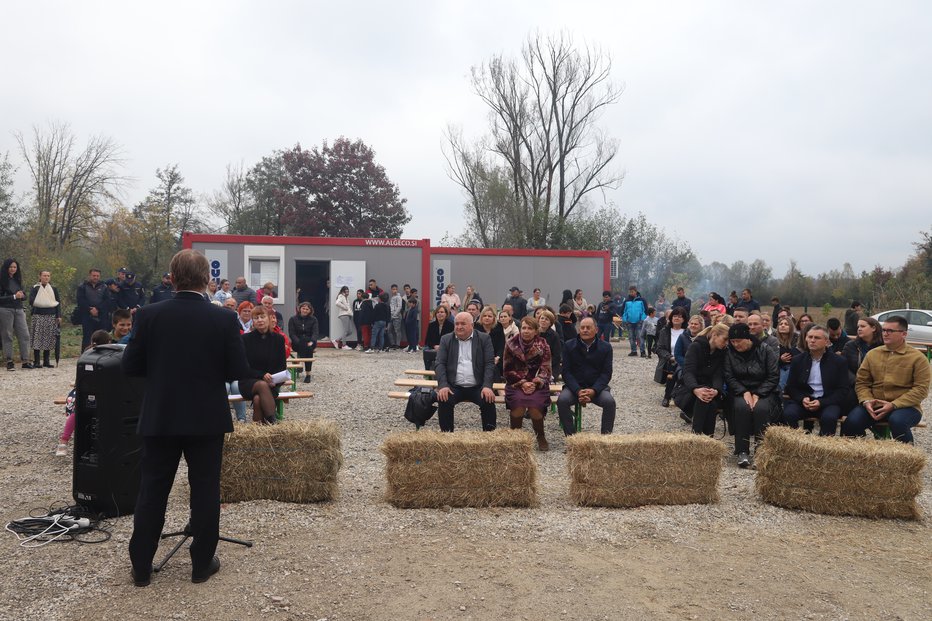 Fotografija: Ob odprtju novih prostorov Večnamenskega romskega centra Dobruška vas je bilo slovesno. Fotografije: Tanja Jakše Gazvoda