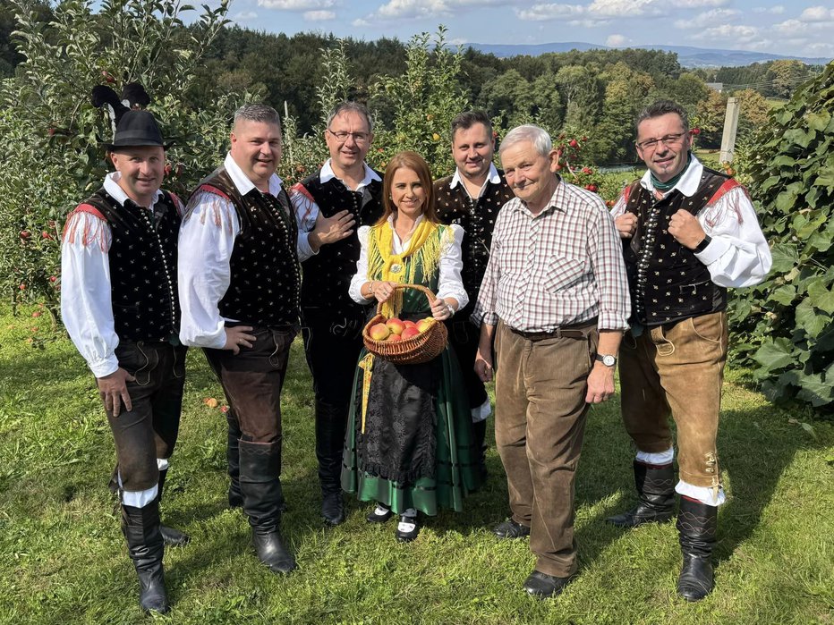 Fotografija: Slovenski zvoki so v sadovnjaku Jožeta Lunežnika posneli videospot za valček Eno jabolko na dan.