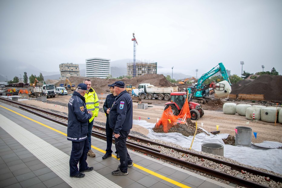 Fotografija: Zaradi onesposobitve 104 kg težke angleške letalske bombe iz 2. svetovne vojne bo to nedeljo potekala čezmejna evakuacija na slovenski in italijanski strani. FOTO: Luka Carlevaris, Mestna Občina Nova Gorica Luka Carlevaris