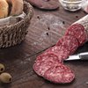 Trgovka se je med rezanjem salame porezala: takšno odškodnino bo dobila