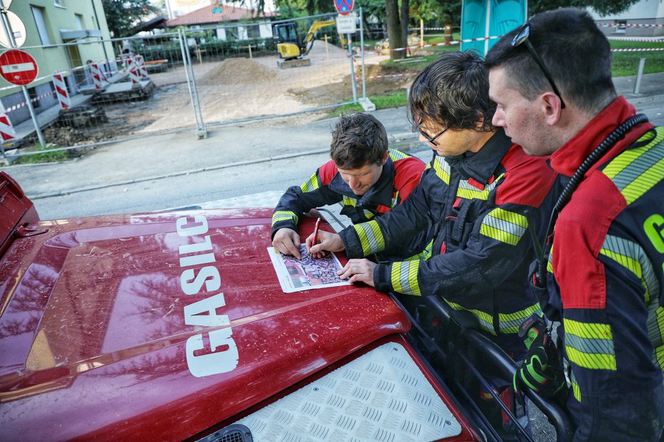 Fotografija: Zaradi onesposobitve 104 kilogramov težke neeksplodirane bombe iz 2. svetovne vojne je zjutraj v Novi Gorici in sosednji Gorici potekala evakuacija prebivalcev znotraj 400-metrskega pasu. FOTO: Mestna Obcina Nova Gorica