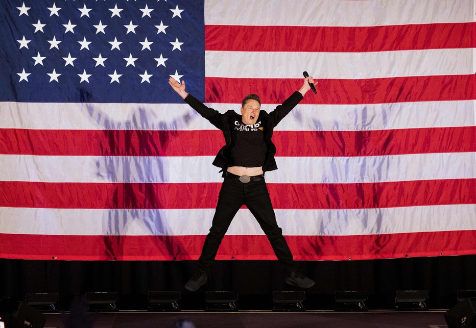 Fotografija: TOPSHOT - Tesla and SpaceX CEO Elon Musk jumps on stage as he arrives to speak at a town hall event hosted by America PAC in support of former US President and Republican presidential candidate Donald Trump at the Greater Philadelphia Expo Center in Oaks, Pennsylvania, on October 18, 2024. Musk is holding several events in the key swing-state of Pennsylvania in support of former US President and Republican presidential candidate Donald Trump. (Photo by RYAN COLLERD/AFP) FOTO: Ryan Collerd Afp