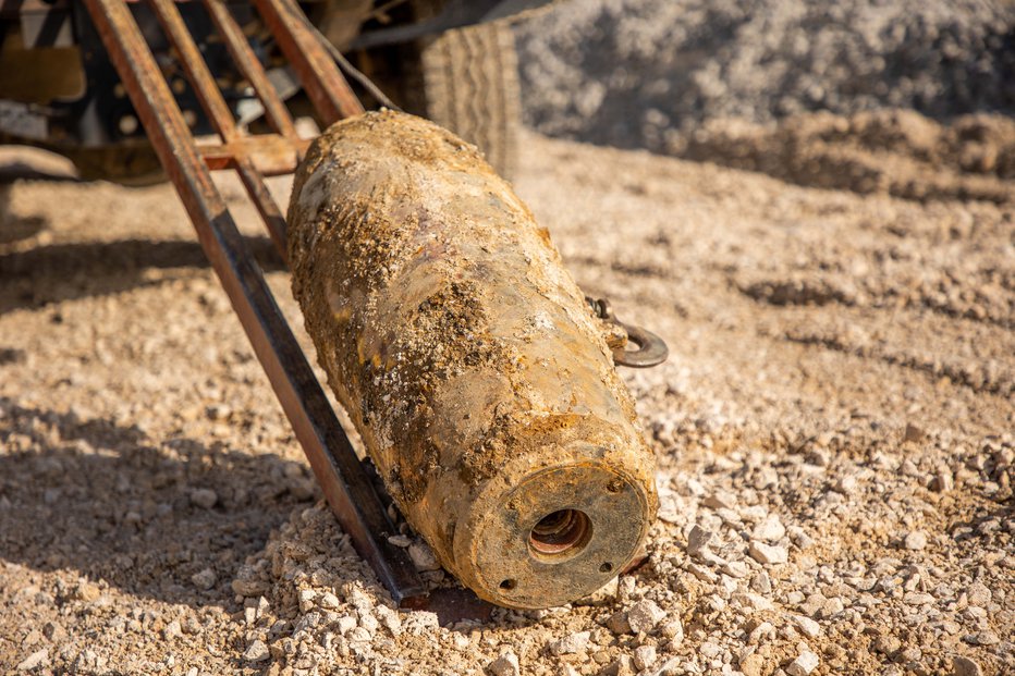 Fotografija: Bomba je tehtala kar 104 kilograme. Fotografiji: Luka Carlevaris, Mestna občina Nova Gorica