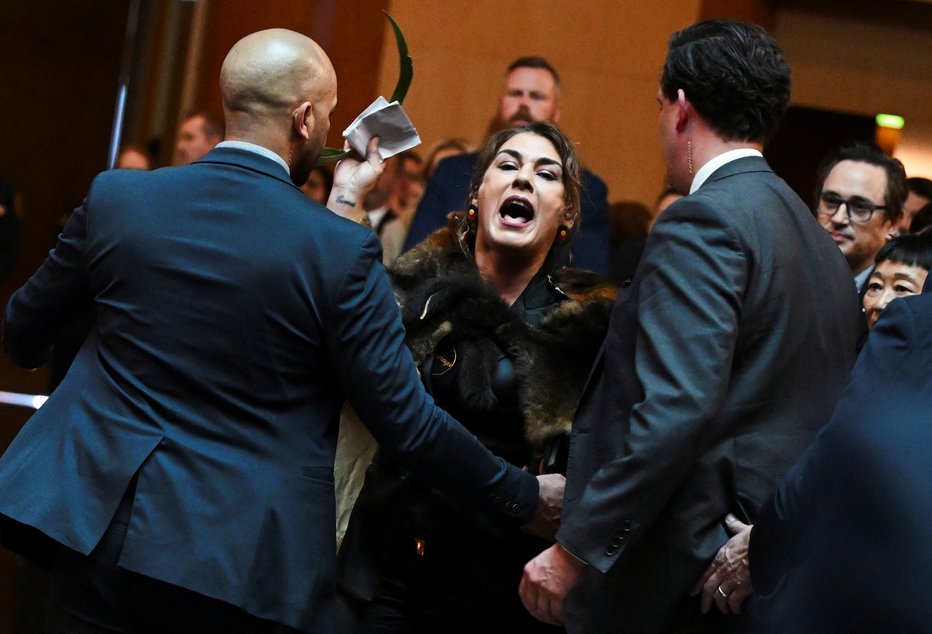 Fotografija: Australian Senator Lidia Thorpe stages a protest as Britain's King Charles and Queen Camilla attend a Parliamentary reception in Canberra, Australia - 21 Oct 2024. Victoria Jones/Pool via REUTERS FOTO: Victoria Jones Via Reuters