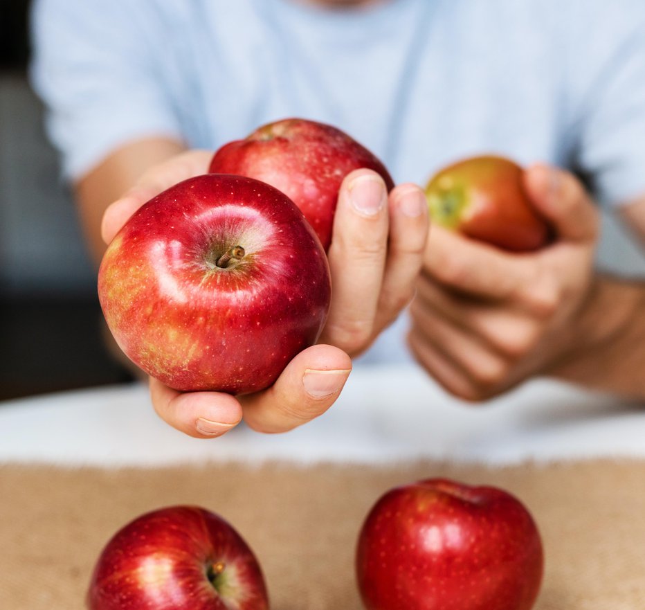 Fotografija: Povprečna vsebnost kalorij v povprečnem jabolku (na 100 g) ne presega 34-55 kcal. FOTO: Depositphotos